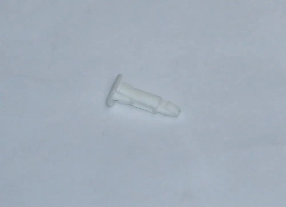 Weißes Distanzstück von Daikin, geformt mit einem breiten Kopf und einem schmalen Schaft, auf hellem Hintergrund.